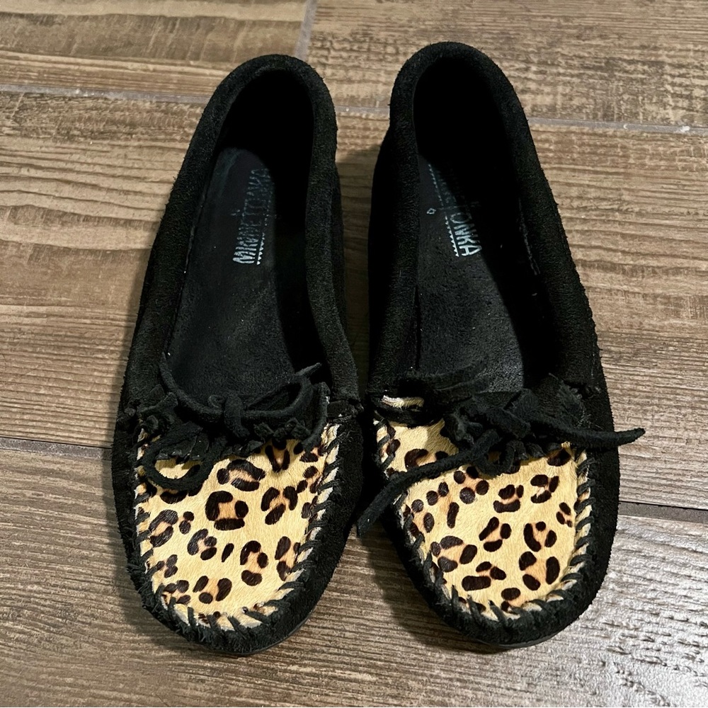Minnetonka Leopard Kilty Black With Leopard Print Calf Hair Hard sole Moccasins